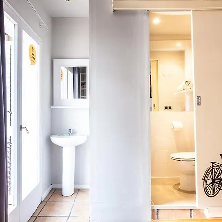 Ten Hostel Albergue