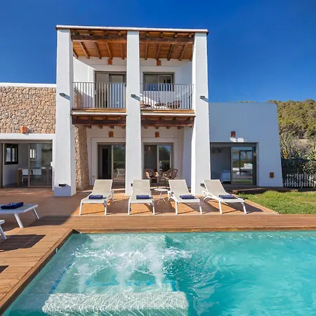 In Sleeps 10 To 12 Guests *