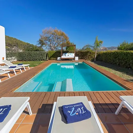 In Sleeps 10 To 12 Guests *