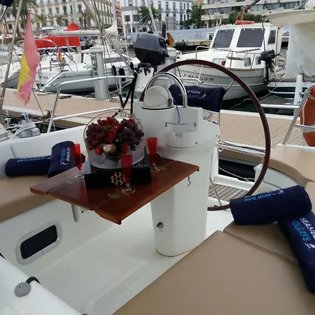 Botel Centro Catamaranes Y Velero *