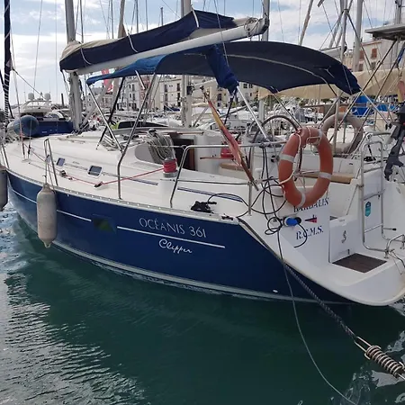 Botel Centro Catamaranes Y Velero *