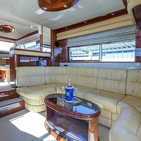 Divina Botel