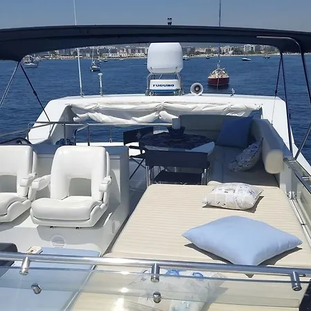 Divina Botel