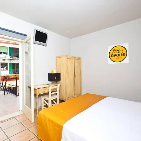 Ten Hostel *