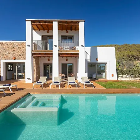 In Sleeps 10 To 12 Guests *