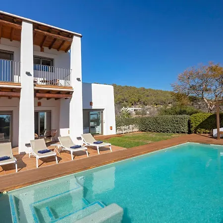 In Sleeps 10 To 12 Guests *