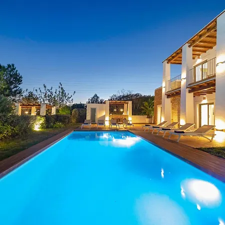 In Sleeps 10 To 12 Guests *