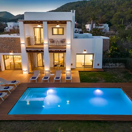 In Sleeps 10 To 12 Guests