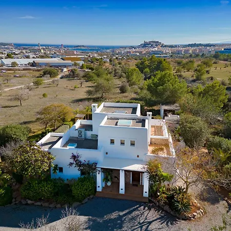 In Sleeps 10 To 12 Guests Villa *