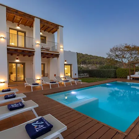Villa In Sleeps 10 To 12 Guests