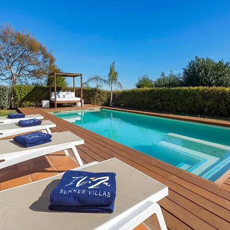 In Sleeps 10 To 12 Guests *