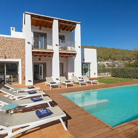 In Sleeps 10 To 12 Guests Villa *