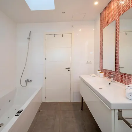 In Sleeps 10 To 12 Guests *