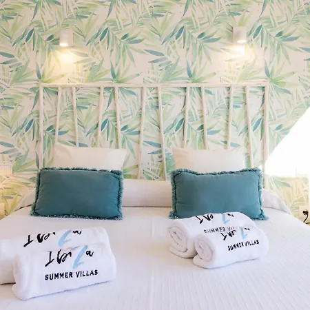 In Sleeps 10 To 12 Guests *