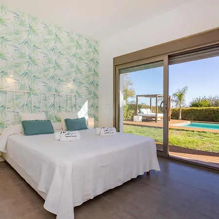 Villa In Sleeps 10 To 12 Guests