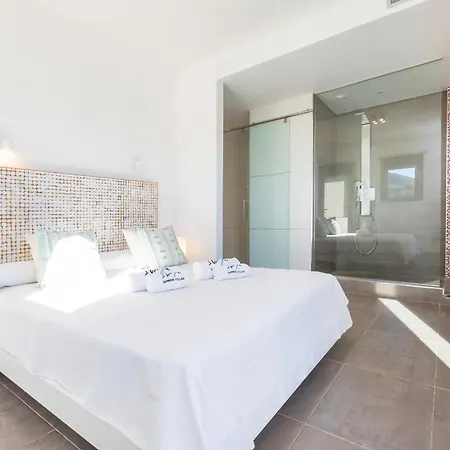 Villa In Sleeps 10 To 12 Guests *