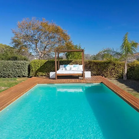 In Sleeps 10 To 12 Guests *