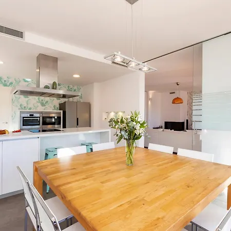 In Sleeps 10 To 12 Guests Villa *