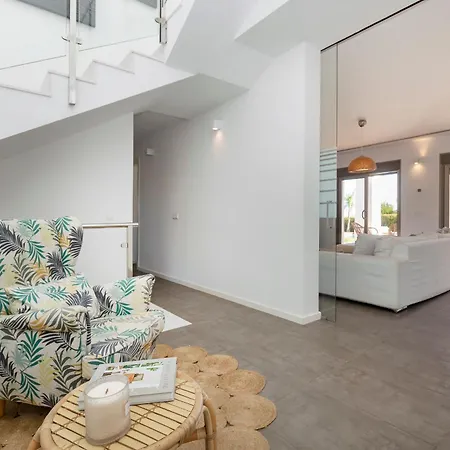 In Sleeps 10 To 12 Guests Villa