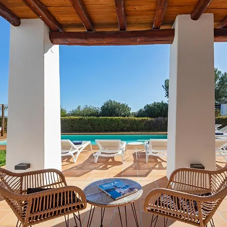 In Sleeps 10 To 12 Guests *