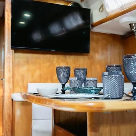 Botel Flotante Mrringo