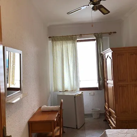 Affittacamere Casa De Huespedes El Almendro 4*