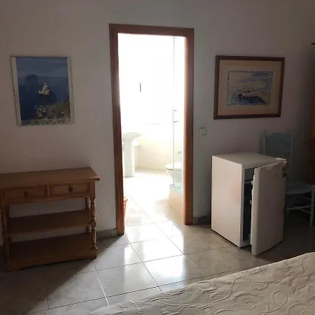 Casa De Huespedes El Almendro بيت ضيافة مدينة إيبيزا