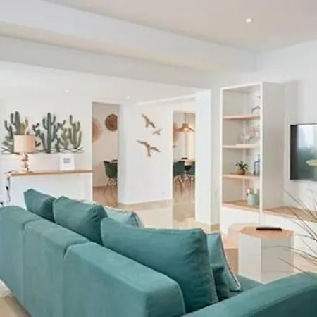 Villa & Nightlife At Steps Away