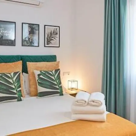 Villa & Nightlife At Steps Away